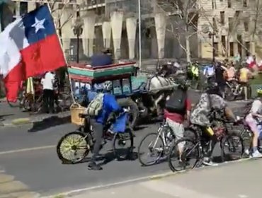 Carretoneros por el «Rechazo» atropellan y dan de latigazos a ciclistas por el «Apruebo» durante actividad en las calles de Santiago