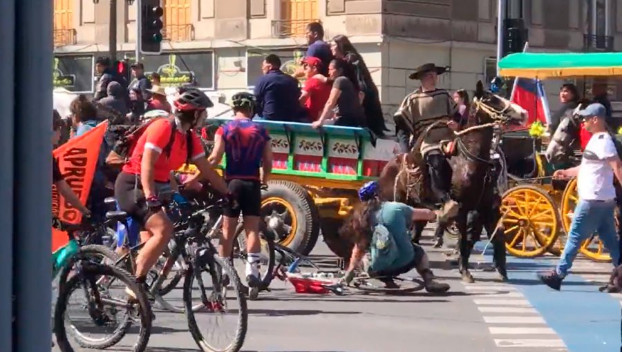 Carabineros asegura que detuvieron al hombre que conducía la carreta que atropelló a ciclistas por el «Apruebo» en Santiago
