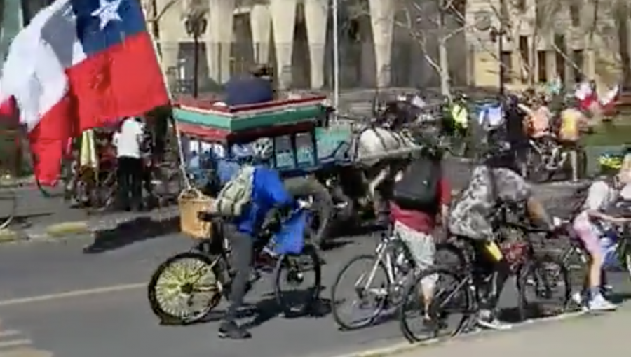 Carretoneros por el «Rechazo» atropellan y dan de latigazos a ciclistas por el «Apruebo» durante actividad en las calles de Santiago