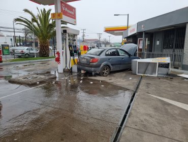 Automóvil se estrella contra estación de bencina en Concón: dos lesionados y Bomberos descarta peligro de incendio