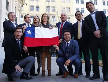 Diputados UDI piden al presidente Boric querellarse por Ley de Seguridad del Estado por performance con bandera chilena en Valparaíso