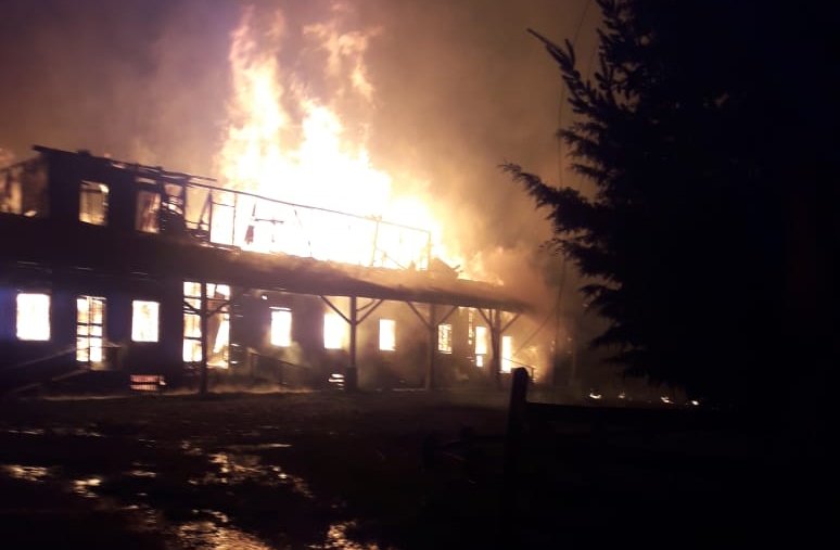 Encapuchados incendian el molino Grollmus y casa patronal en Contulmo: cuatro personas fueron heridas de bala