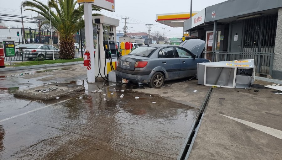 Automóvil se estrella contra estación de bencina en Concón: dos lesionados y Bomberos descarta peligro de incendio