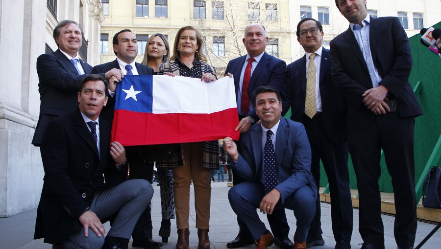 Diputados UDI piden al presidente Boric querellarse por Ley de Seguridad del Estado por performance con bandera chilena en Valparaíso