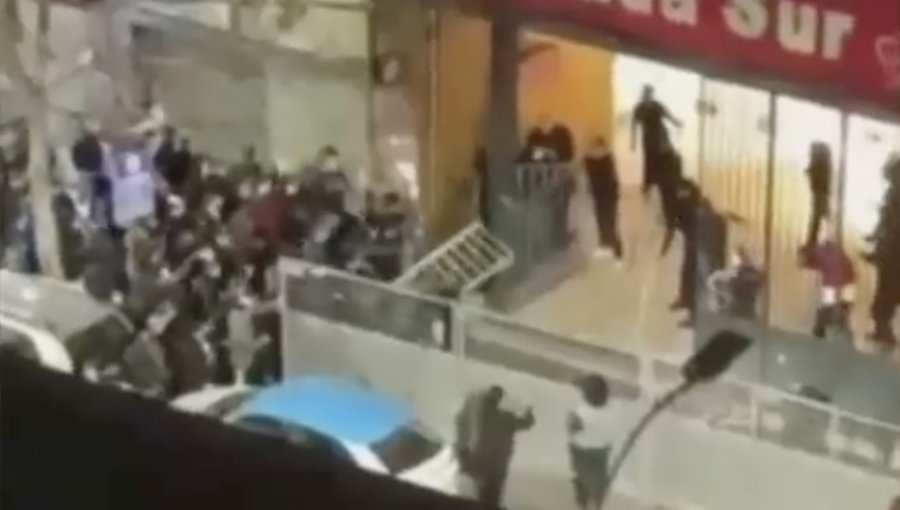 Incidentes en la previa a show metalero en el Teatro Caupolicán deja a dos guardias de seguridad heridos y serios daños en el lugar