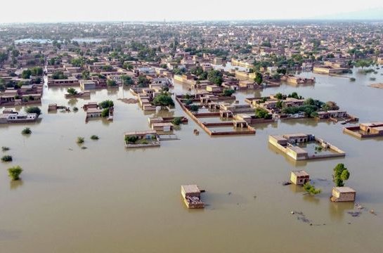 "Un monzón con esteroides": La catástrofe climática que tiene a un tercio de Pakistán bajo el agua