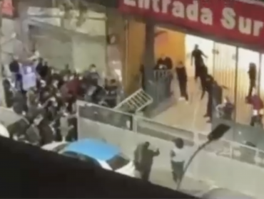 Incidentes en la previa a show metalero en el Teatro Caupolicán deja a dos guardias de seguridad heridos y serios daños en el lugar