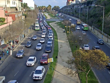 Colisión por alcance que involucró a tres automóviles origina alta congestión en la Av. España en dirección al centro de Viña del Mar