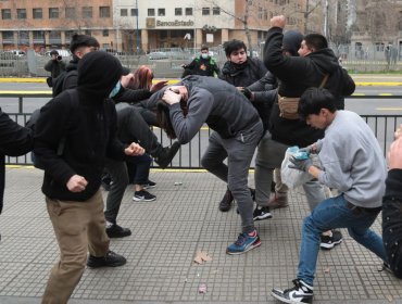 Dos de los detenidos por agredir a hermano del presidente Boric en el centro de Santiago tenían antecedentes penales
