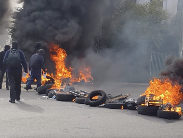 Violenta jornada en la Universidad de Playa Ancha: encapuchados quemaron neumáticos y obligaron a evacuar el establecimiento