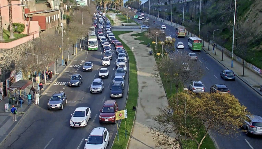 Colisión por alcance que involucró a tres automóviles origina alta congestión en la Av. España en dirección al centro de Viña del Mar
