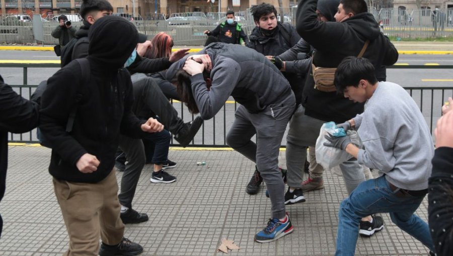 Dos de los detenidos por agredir a hermano del presidente Boric en el centro de Santiago tenían antecedentes penales