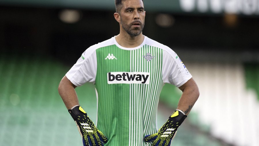 Claudio Bravo fue inscrito de manera oficial en el Betis y podría jugar este sábado ante el Real Madrid