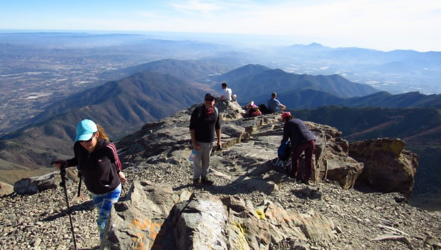 Hasta el 16 de septiembre extienden la restricción de subir a la cima del cerro La Campana en Olmué
