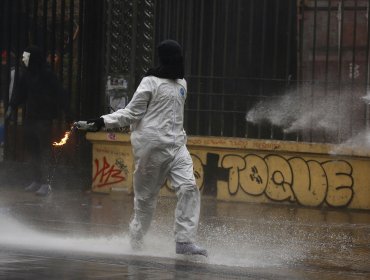 Sujetos encapuchados y con overoles blancos protagonizan nuevos incidentes en la Alameda: instalaron barricadas y las incendiaron