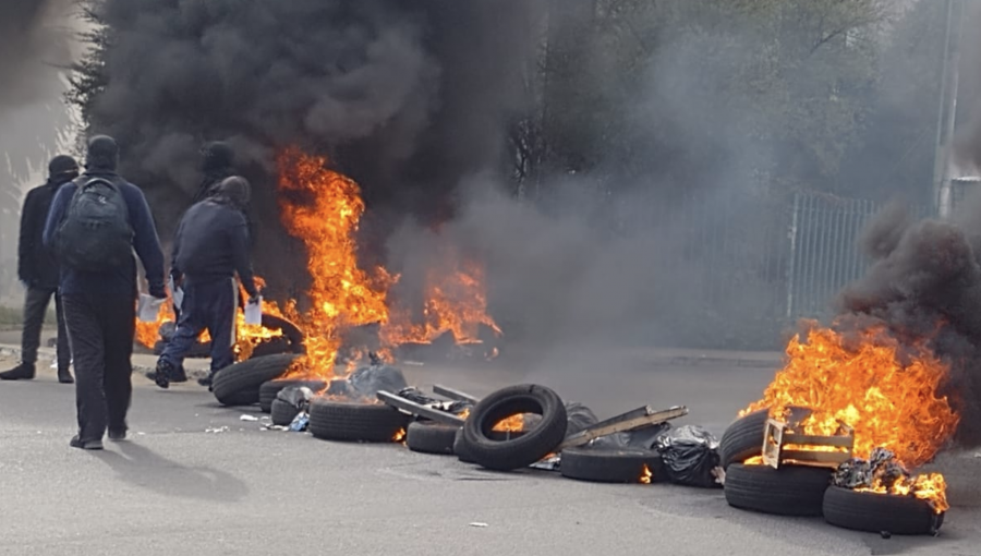 Violenta jornada en la Universidad de Playa Ancha: encapuchados quemaron neumáticos y obligaron a evacuar el establecimiento