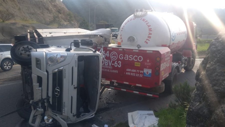 Colisión de alta energía entre tres vehículos deja al menos siete lesionados en ruta Las Palmas en dirección a Viña del Mar