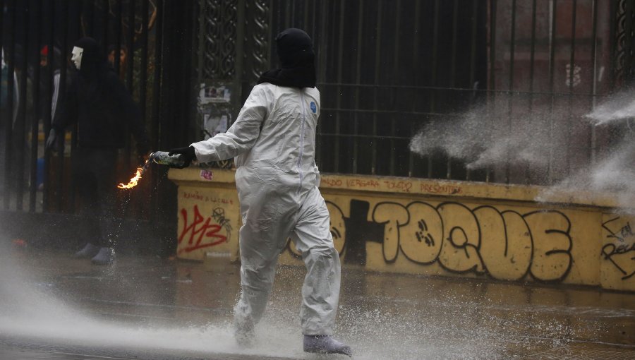 Sujetos encapuchados y con overoles blancos protagonizan nuevos incidentes en la Alameda: instalaron barricadas y las incendiaron