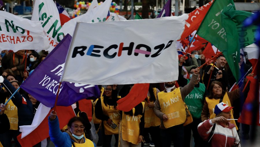 Con banderas, música, familias y varios políticos, el «Rechazo» cerró su campaña a un costado del Casino de Viña del Mar
