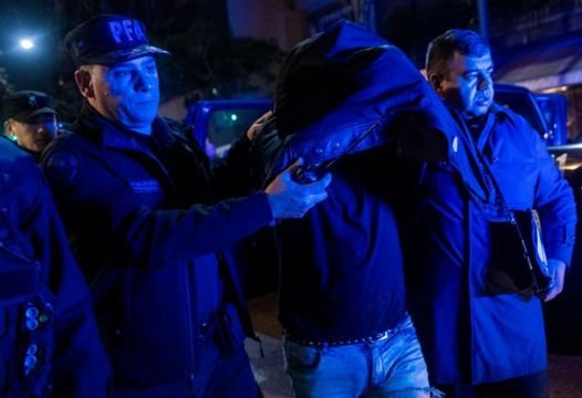 Qué se sabe del hombre detenido tras apuntar con una pistola a Cristina Fernández de Kirchner