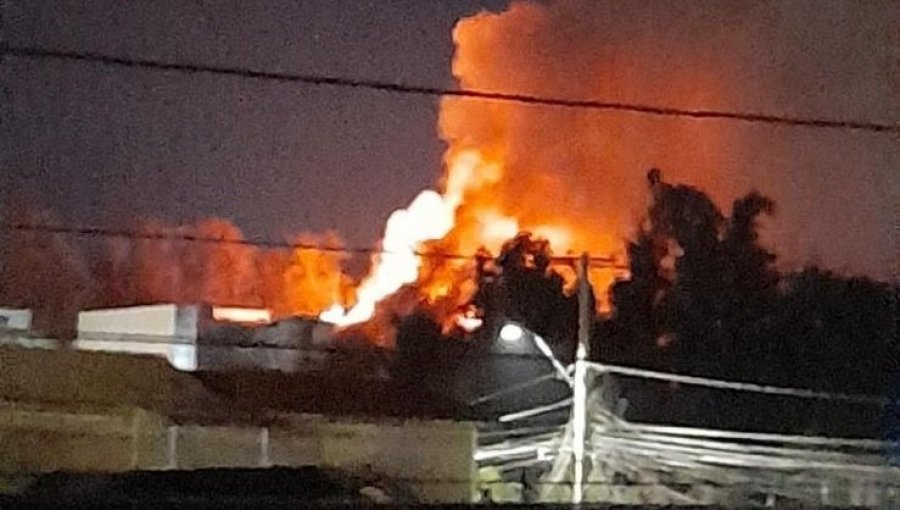 Incendio consumió dependencias del hospital psiquiátrico El Peral en Puente Alto: no se descarta intencionalidad