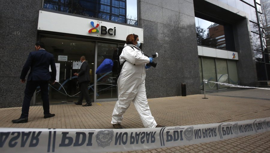 Guardia detenido habría tenido "participación directa" en robo a banco en Las Condes: Encuentran $150 millones en su domicilio