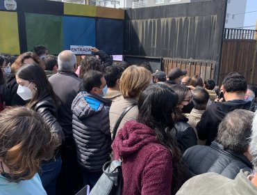 Gran aglomeración para entrar a local de votación en la parte alta de Viña del Mar: filas de varias cuadras en la escuela Villa Monte