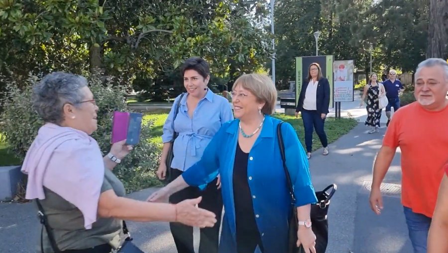 Michelle Bachelet votó en Ginebra: "Seamos capaces de sentarnos a conversar, a dialogar"