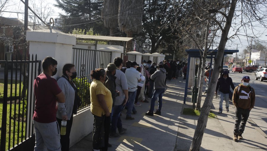 Se registran largas filas en comisarías para excusarse de la votación obligatoria para el Plebiscito constitucional