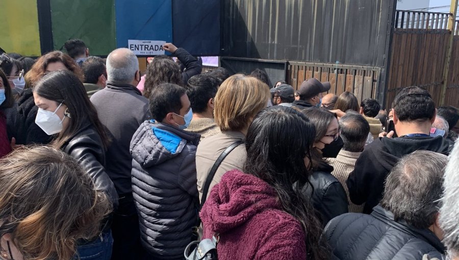 Gran aglomeración para entrar a local de votación en la parte alta de Viña del Mar: filas de varias cuadras en la escuela Villa Monte