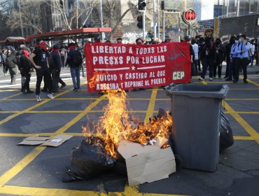 Estudiantes provocan desmanes en medio de marcha escolar por la Alameda: hay barricadas frente al palacio de La Moneda