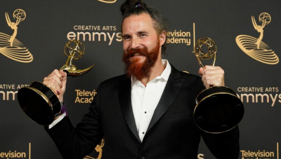 Chileno Cristóbal Tapia gana dos premios Emmy por su trabajo en la serie de HBO “The White Lotus”