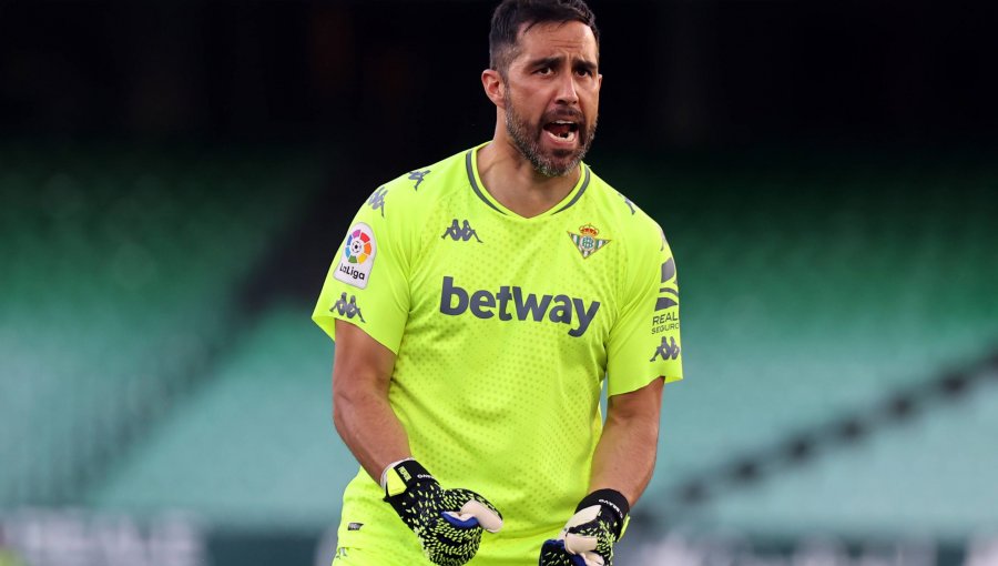 Claudio Bravo sería titular en el debut del Real Betis en la Europa League