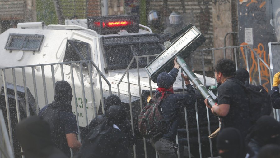 Tres menores y tres adultos fueron detenidos por lanzar elementos contundentes a Carabineros durante incidentes en la Alameda