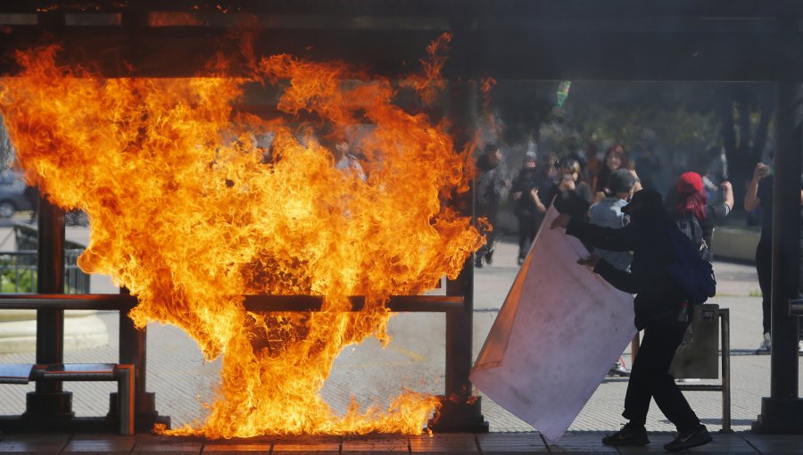 Carabineros actualiza a 25 los detenidos por protestas de estudiantes secundarios en el centro de Santiago