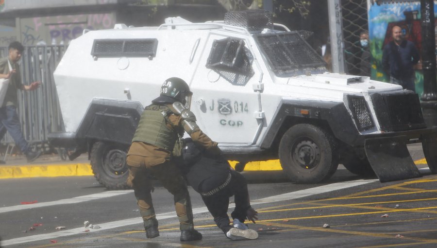 Defensoría de la Niñez evalúa acciones por "violentas detenciones" durante manifestación estudiantil en Santiago