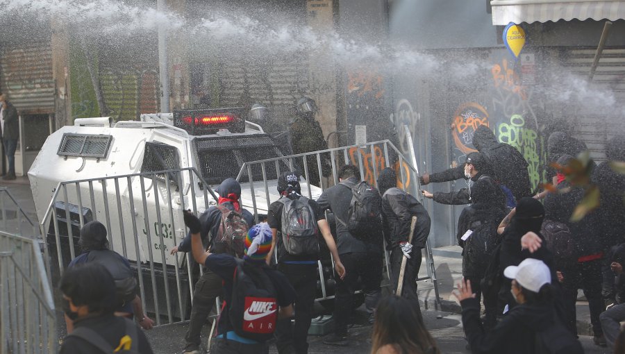 Delegada de la región Metropolitana presentó querella criminal por desórdenes que dejaron 35 detenidos en Santiago