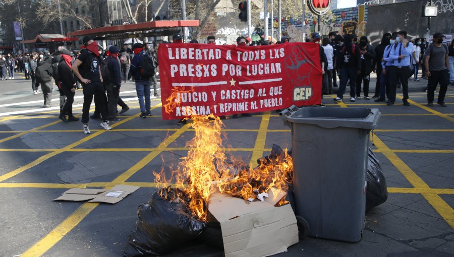 Estudiantes provocan desmanes en medio de marcha escolar por la Alameda: hay barricadas frente al palacio de La Moneda