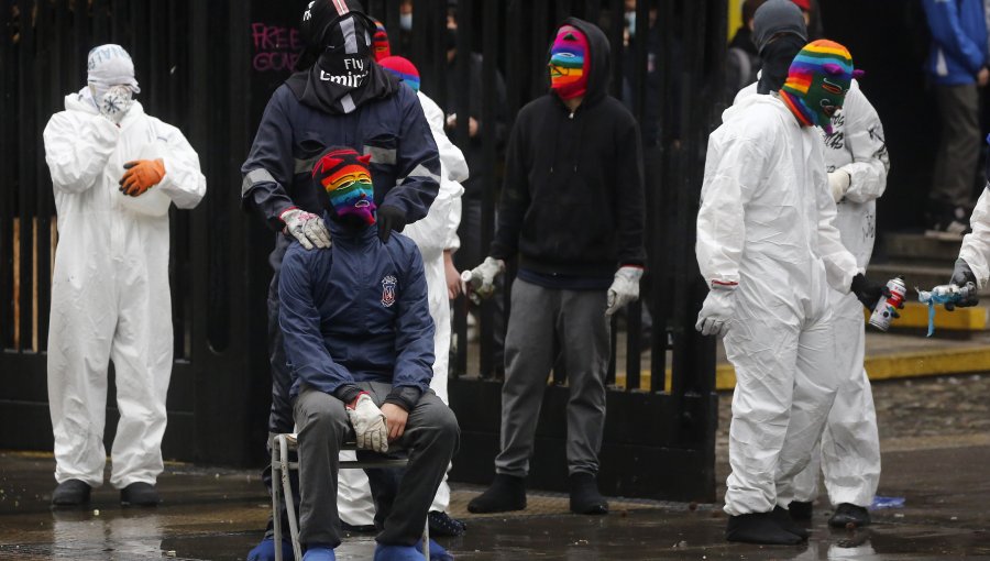 Nueva jornada de incidentes en las afueras del Instituto Nacional: overoles blancos instalaron barricadas en la Alameda