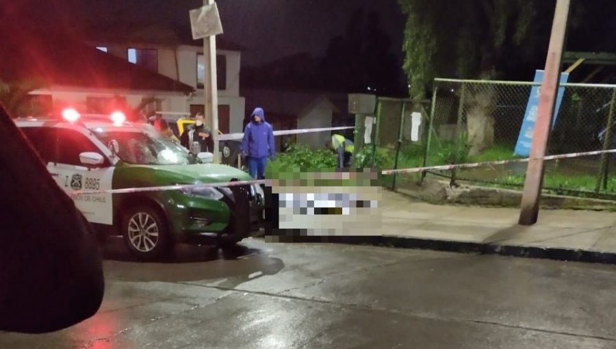 Cuerpo sin vida de un hombre fue encontrado en inmediaciones del Cesfam de Cartagena: habría sido baleado y apuñalado