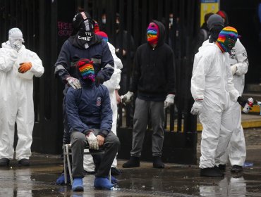 Nueva jornada de incidentes en las afueras del Instituto Nacional: overoles blancos instalaron barricadas en la Alameda