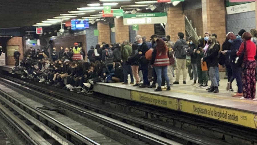 Estación Santa Ana del Metro se encuentra cerrada y sólo disponible para combinar por estudiantes sentados al borde del andén