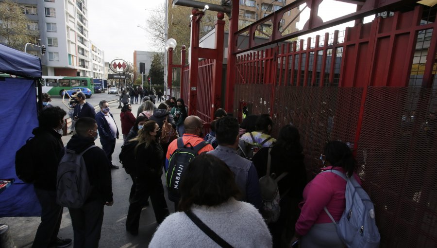 Metro cerró varias estaciones por manifestaciones de estudiantes que saltaron torniquetes y se sentaron en andenes