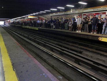 Metro de Santiago suspendió su servicio en estaciones La Cisterna y El Parrón de la Línea 2 por presencia de "persona en la vía"
