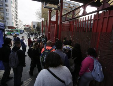 Metro cerró varias estaciones por manifestaciones de estudiantes que saltaron torniquetes y se sentaron en andenes