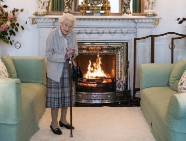 La reina Isabel II, bajo supervisión médica en su residencia de Balmoral y la familia real viaja para estar con ella