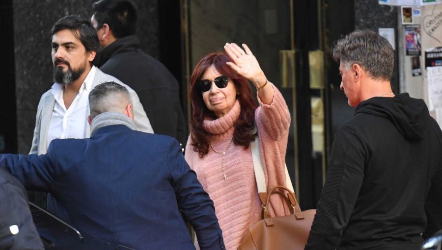 Nuevas imágenes de cámaras de seguridad sugieren que ataque contra Cristina Fernández fue planificado y con acuerdo previo