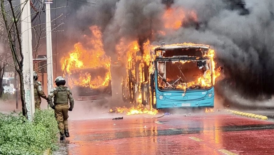 Dos buses de la locomoción colectiva fueron quemados en medio de disturbios en las afueras del Internado Nacional Barros Arana