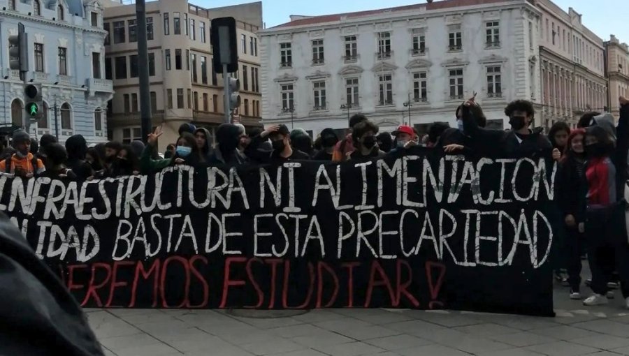 Cientos de escolares marcharon por el plan de Valparaíso en dirección al Congreso: movilización ha originado cortes de tránsito
