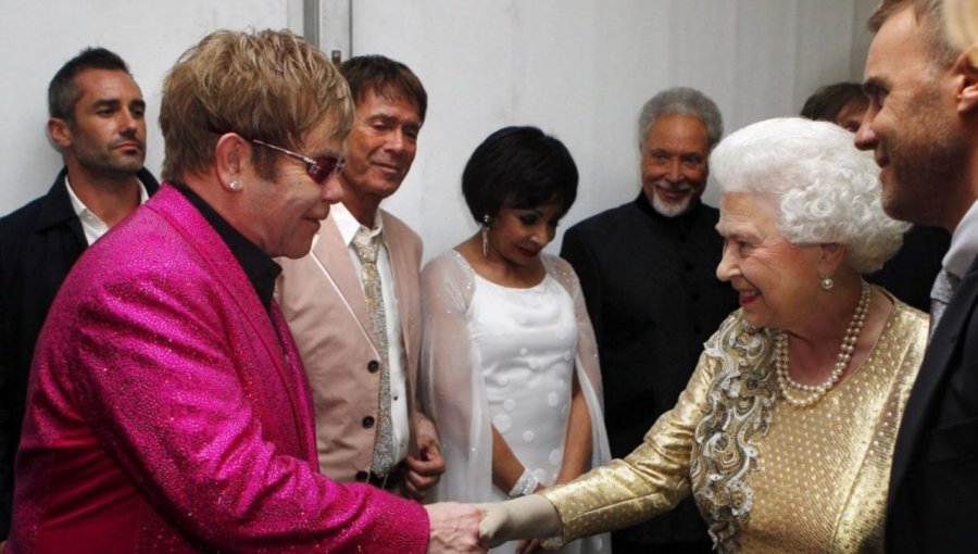 Elton John compartió sentido mensaje por la muerte de la reina Isabel II: “Fue una presencia inspiradora”